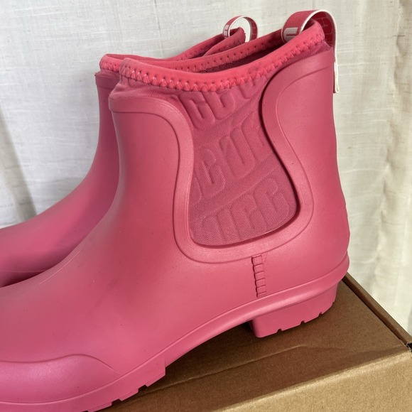 UGG Chevonne Chelsea Boots Women Size 7 Booties Pink Waterproof EUC! - Picture 2 of 9